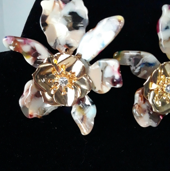 Acrylic Flower multi color post earrings - Picture 3 of 4